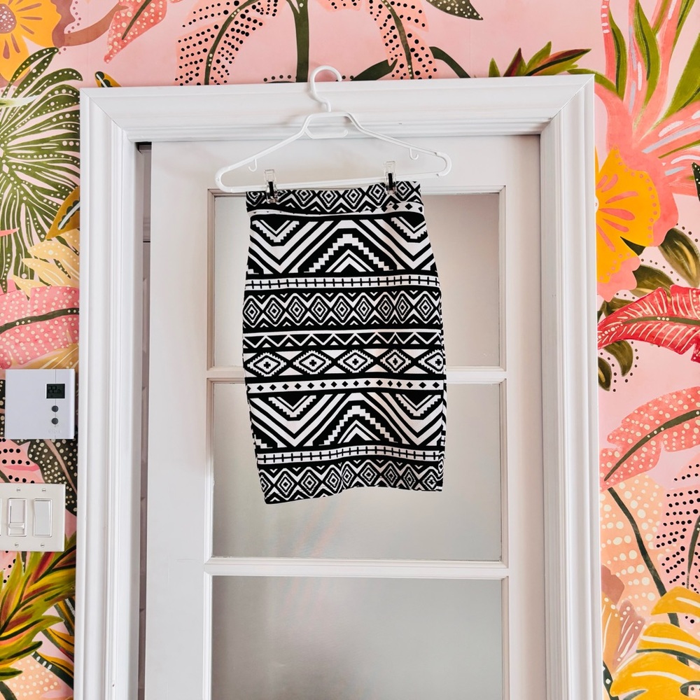 #80 Chic Geometric Black and White Pencil Skirt